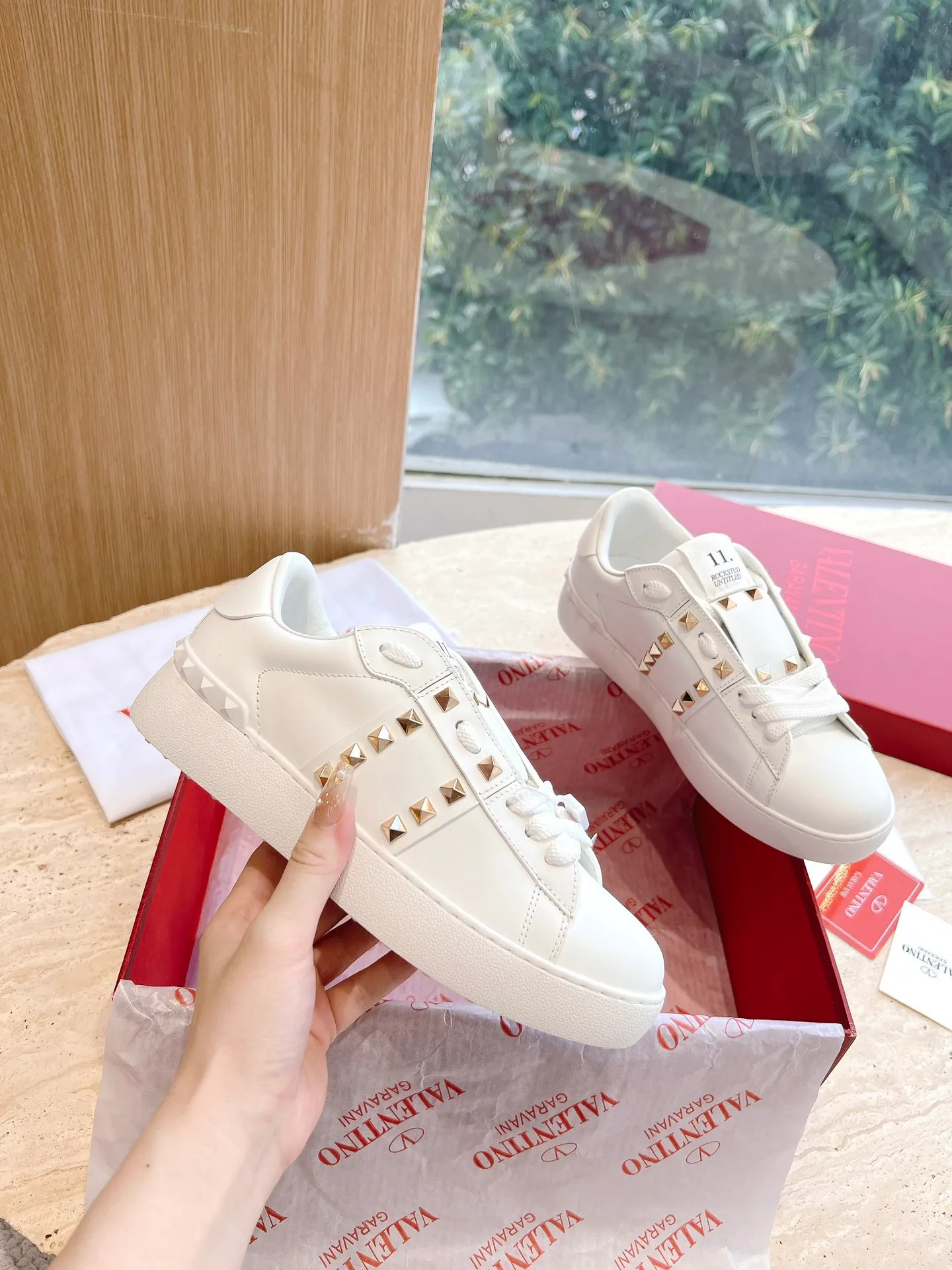 👟👟Ex-factory price P480👟👟 VALENTINO Ms. O👟👟Ex-factory price PEN DISCO calfskin sneakers accessories, logo, leather materials all exclusive original mold customization! It has super perfect details and a high-end feel. There is only one feeling when you get it. It’s worth it! Very high-end and slimming white shoes! Upper: imported silk cowhide lining: silk sheepskin lining outsole: original thick sole i👟👟factory price P ultra-light material size: 34-45
